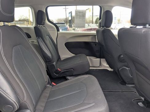 Used 2023 Chrysler Voyager LX image 33