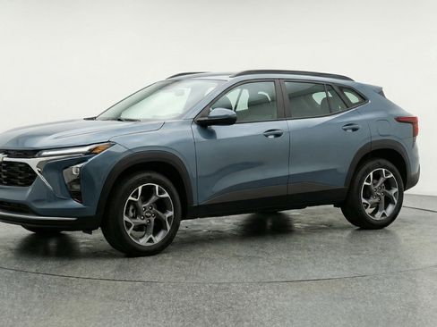 Used 2025 Chevrolet Trax LT w/ LT Convenience Package image 3