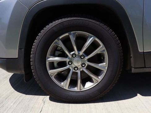Used 2021 Jeep Cherokee Latitude Lux FWD image 23