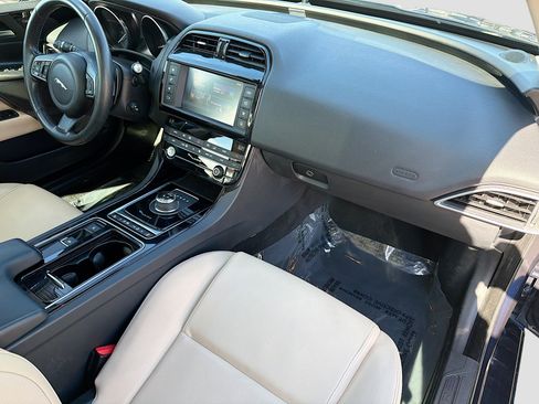 Used 2018 Jaguar XE Premium image 12