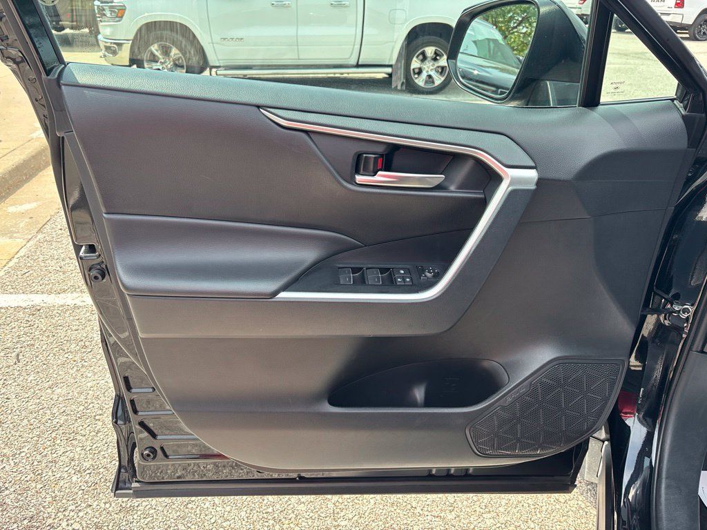 Used 2025 Toyota RAV4 XLE FWD image 33