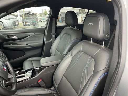 Used 2025 Buick Envista Sport Touring image 36