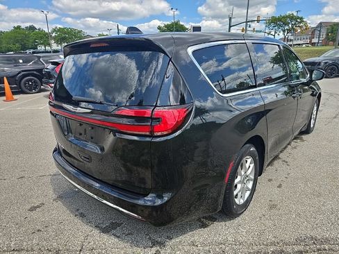 Used 2023 Chrysler Pacifica Touring-L FWD image 3
