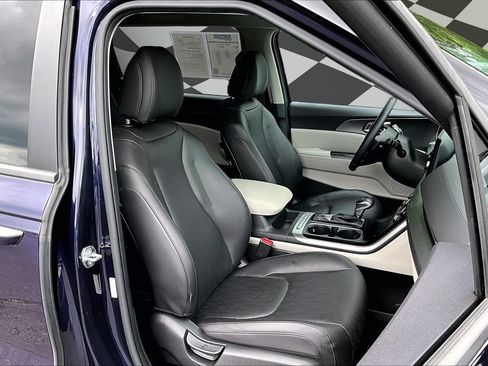 Used 2024 Kia Carnival LX FWD image 7