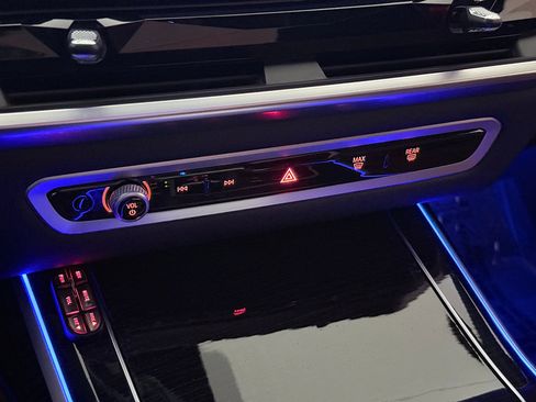 Used 2023 BMW X7 M60i w/ Climate Comfort Package image 38