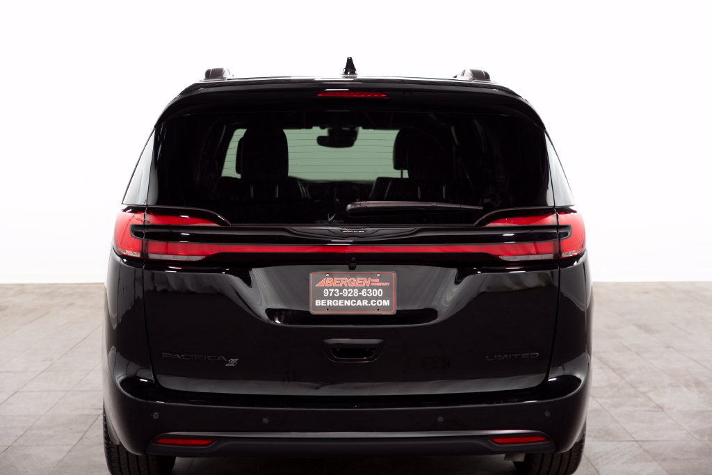 Used 2026 Chrysler Pacifica Limited w/ S Appearance Package FWD image 16