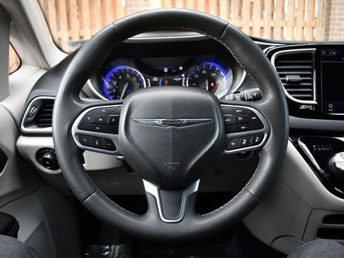 Used 2022 Chrysler Pacifica Touring-L image 18