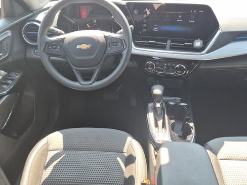 Used 2025 Chevrolet Trax LT FWD image 14