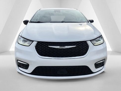 Used 2024 Chrysler Pacifica Touring-L image 2