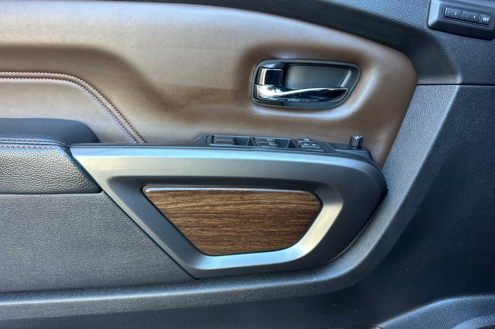 Used 2017 Nissan Titan Platinum Reserve AWD/4WD image 11