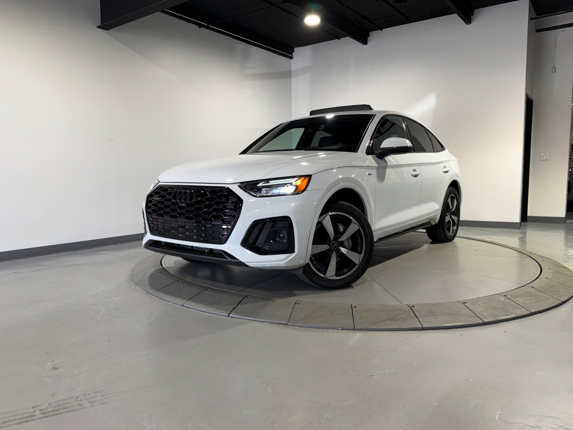 Used 2023 Audi Q5 2.0T Premium Plus w/ Premium Plus Package AWD/4WD image 4