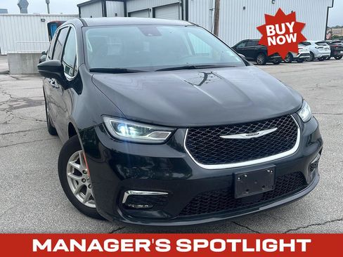 Used 2023 Chrysler Pacifica Touring-L FWD image 1