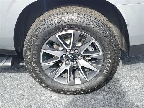 Used 2024 Chevrolet Suburban Z71 w/ Luxury Package image 13