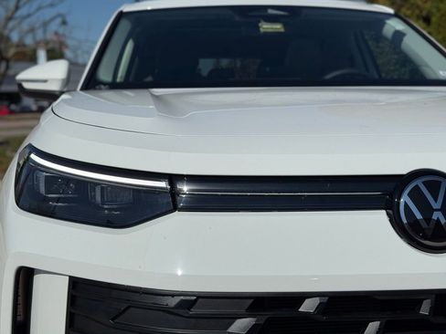 New 2025 Volkswagen Tiguan SE image 3