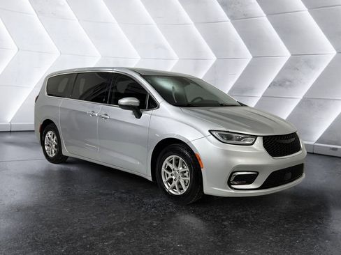 Used 2023 Chrysler Pacifica Touring-L FWD image 1