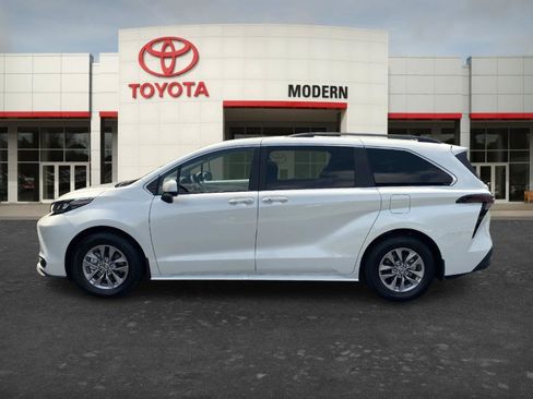 Certified 2026 Toyota Sienna XLE FWD image 8