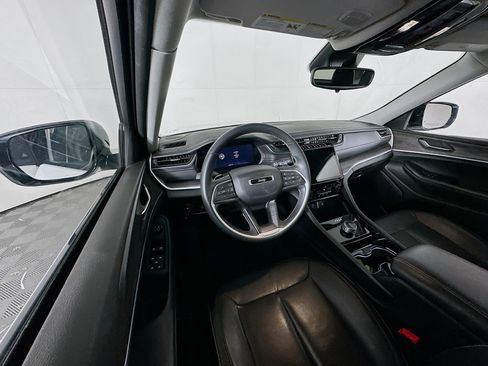 Used 2023 Jeep Grand Cherokee Limited w/ Black Appearance Package image 18