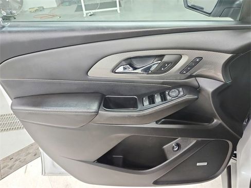 Used 2023 Chevrolet Traverse Premier image 36