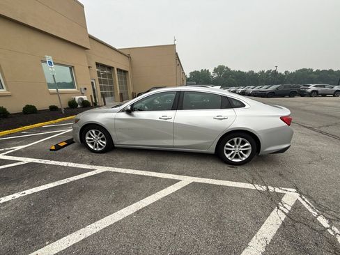 Used 2016 Chevrolet Malibu LT FWD image 2
