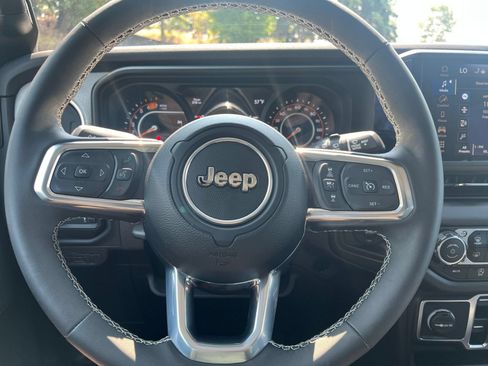 Used 2025 Jeep Wrangler Unlimited Sahara AWD/4WD image 29