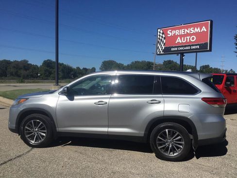 Used 2019 Toyota Highlander XLE AWD/4WD image 10