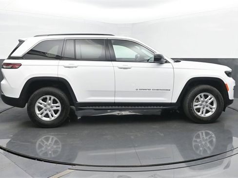 Used 2024 Jeep Grand Cherokee Laredo image 6