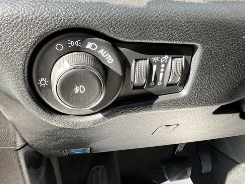 Used 2025 Chrysler Pacifica Select image 29