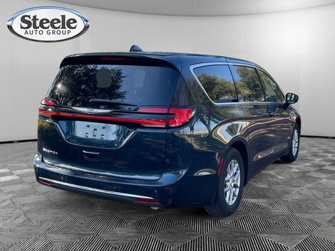 Used 2025 Chrysler Pacifica Select image 5