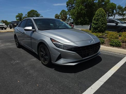 Used 2021 Hyundai Elantra SEL w/ Convenience Package FWD image 2