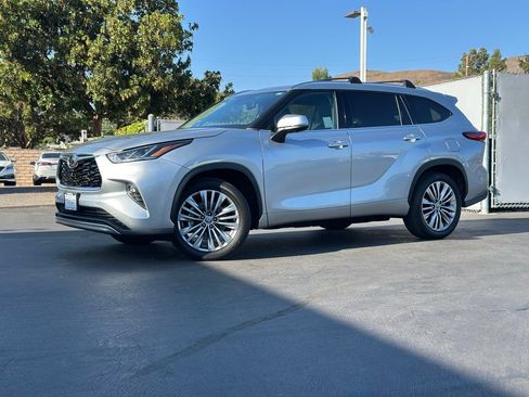 Used 2023 Toyota Highlander Platinum FWD image 1
