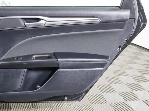 Used 2020 Ford Fusion SE image 19