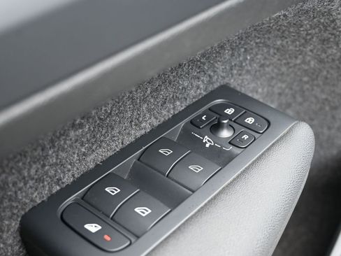 Used 2024 Volvo XC40 B5 Core image 18