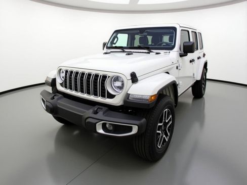 Used 2025 Jeep Wrangler Sahara image 3