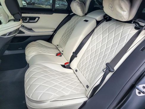 Used 2022 Mercedes-Benz S 580 4MATIC Sedan w/ AMG Line Package image 10