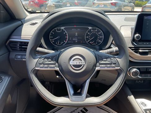 Used 2024 Nissan Altima 2.5 SV FWD image 30