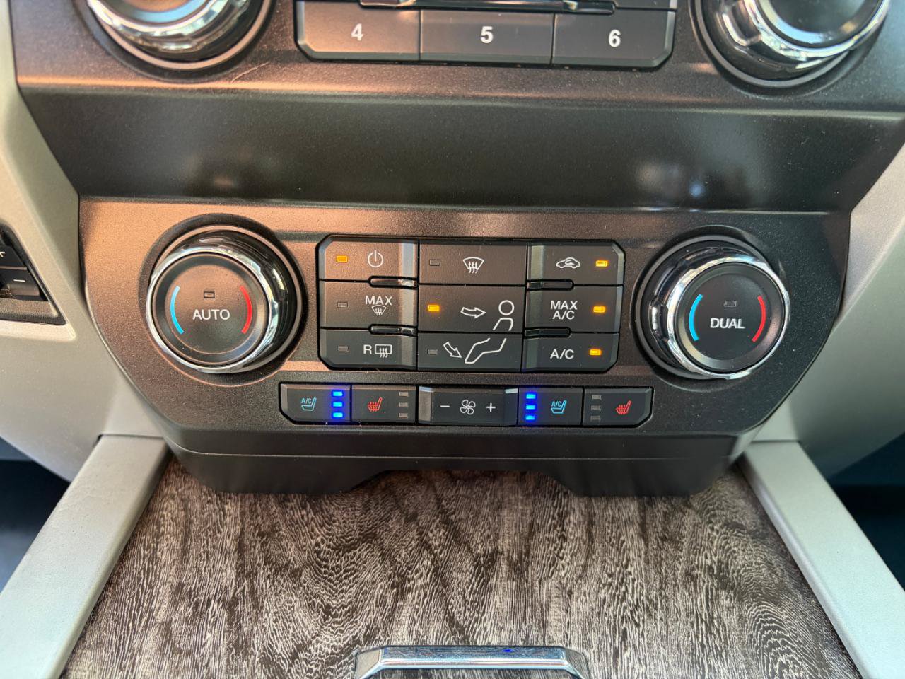 Used 2019 Ford F250 Lariat w/ Lariat Ultimate Package AWD/4WD image 25