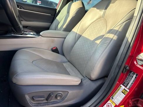 Used 2019 Toyota Camry XSE FWD image 8