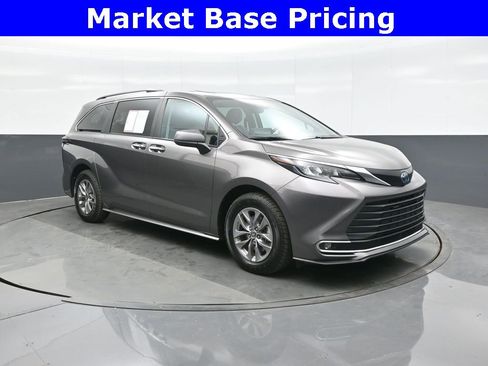 Certified 2024 Toyota Sienna XLE image 1