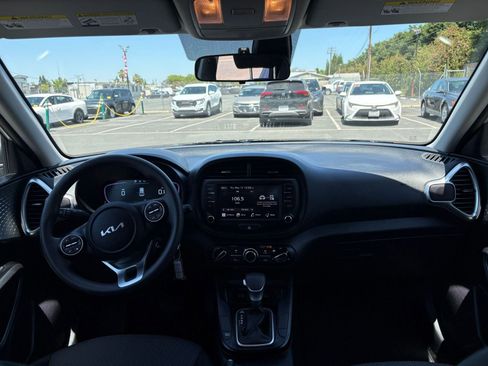 Used 2025 Kia Soul LX w/ LX Technology Package FWD image 31