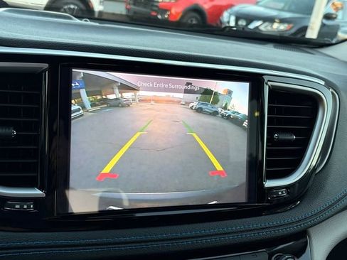Used 2021 Chrysler Pacifica Touring w/ Cold Weather Group FWD image 24