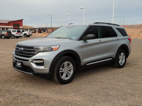 Used 2022 Ford Explorer XLT w/ Equipment Group 202A image 7