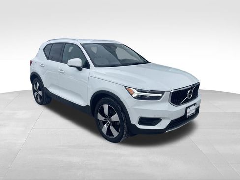 Used 2020 Volvo XC40 T5 Momentum image 11