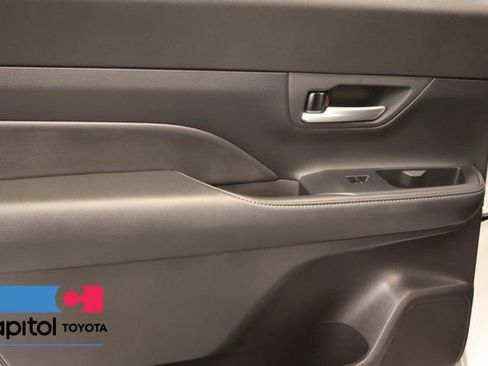 Certified 2024 Toyota Grand Highlander AWD image 32