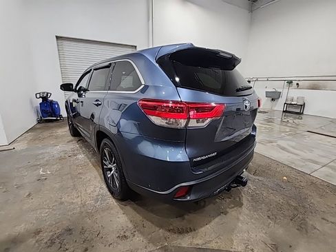 Used 2017 Toyota Highlander LE FWD image 5