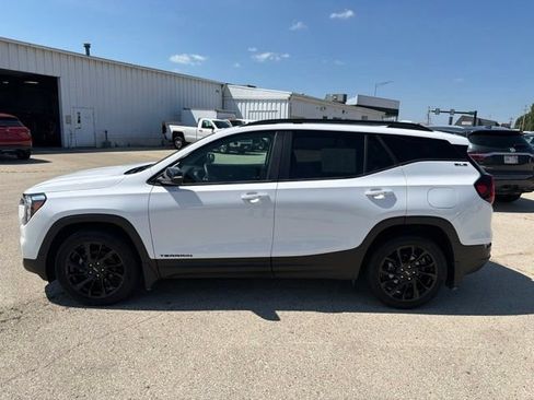 Used 2023 GMC Terrain SLE w/ Driver Convenience Package AWD/4WD image 2