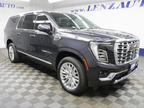 Used 2025 GMC Yukon XL Denali AWD/4WD image 3