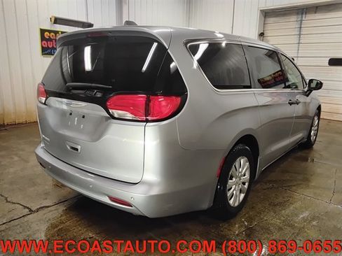 Used 2020 Chrysler Voyager L FWD image 3