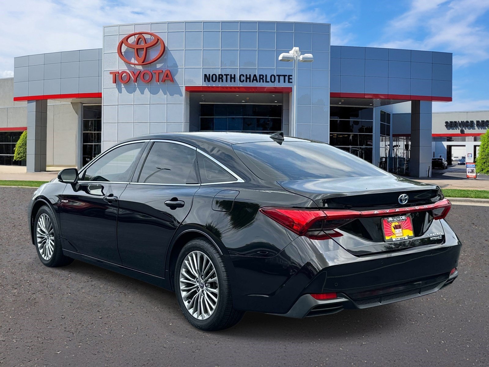 Used 2021 Toyota Avalon Limited w/ Advanced Safety Package FWD image 4