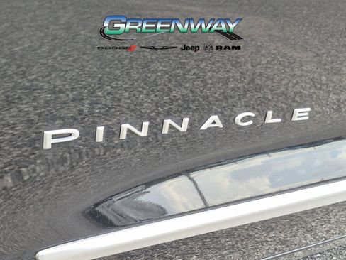 Used 2024 Chrysler Pacifica Pinnacle FWD image 33