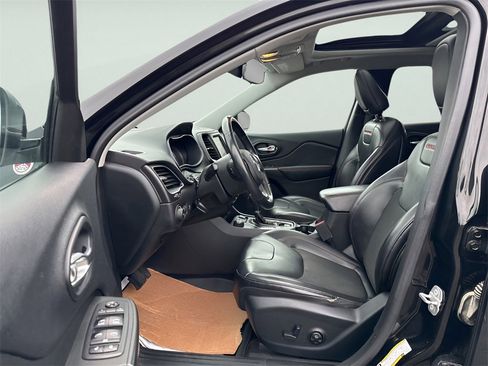 Used 2019 Jeep Cherokee Trailhawk w/ Comfort/Convenience Group image 19